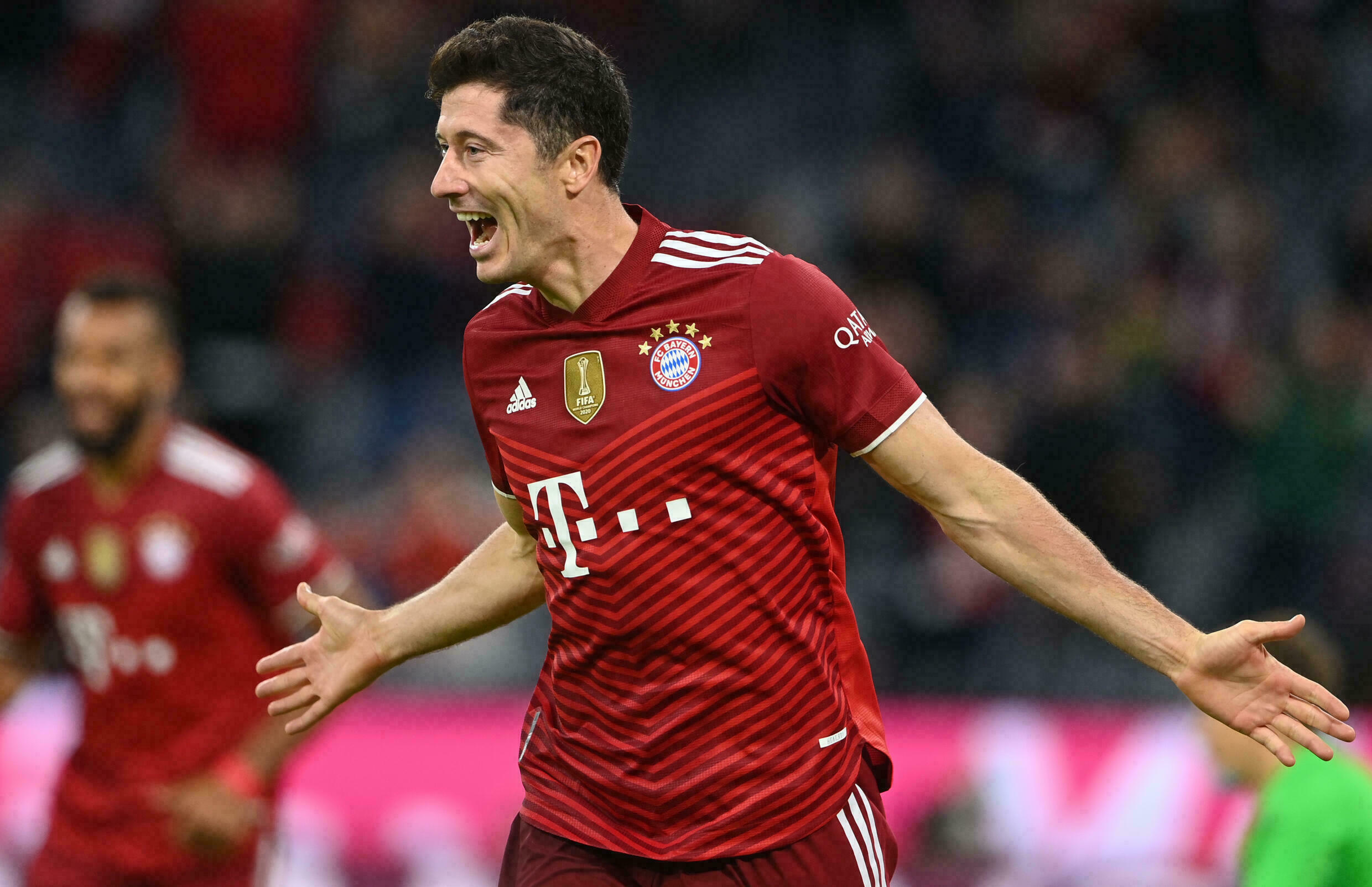 Robert Lewandowski lập hat-trick và cán mốc 300 bàn cho Bayern Munich