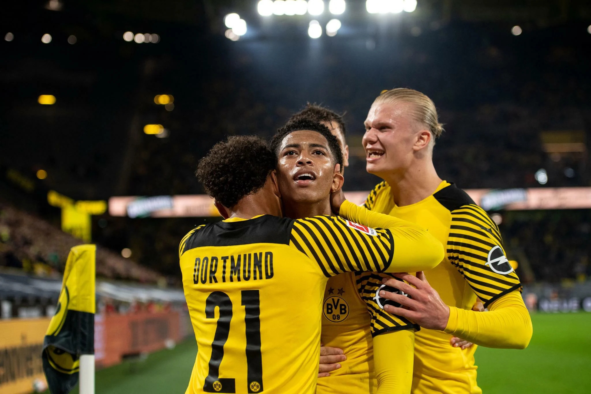 Dortmund liên tục vươn lên dẫn trước