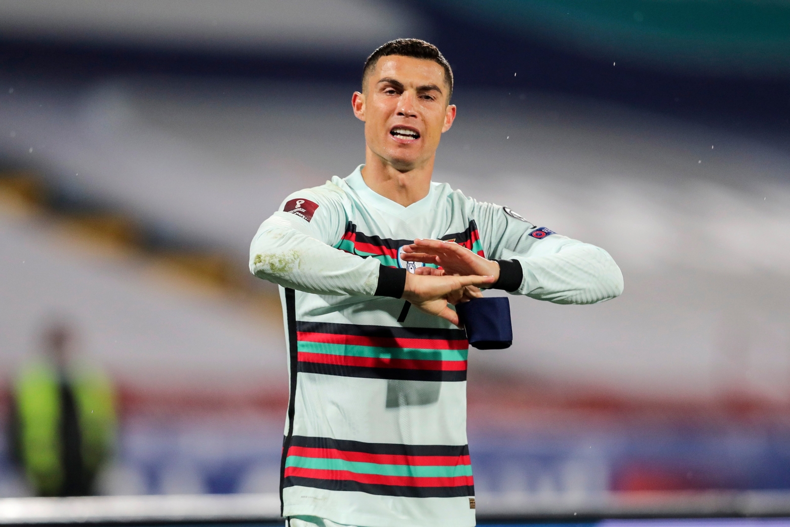 Giá băng đội trưởng bị Cristiano Ronaldo ném lên đến 75.000 USD